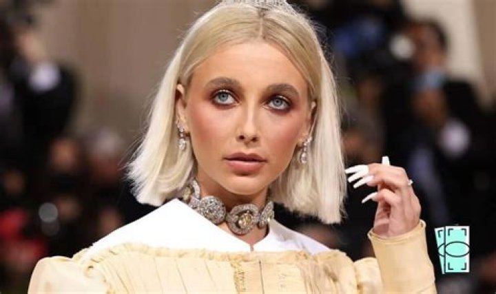 emma chamberlain Net Worth & Earnings (2024)