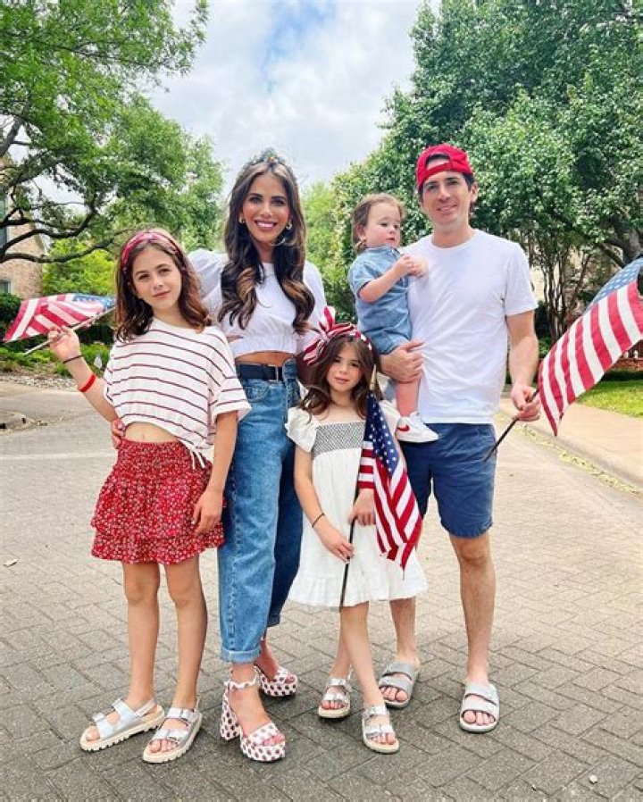 Lizzy Savetsky with her daughters