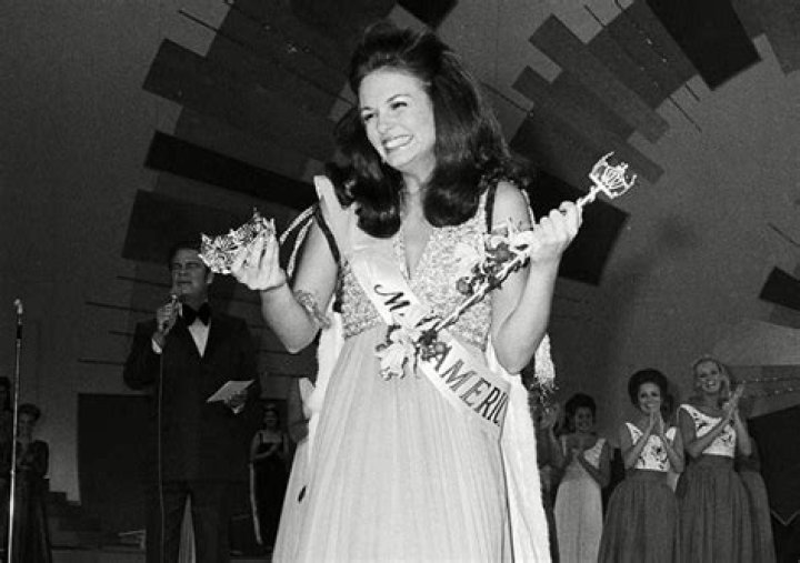 Phyllis George Biography