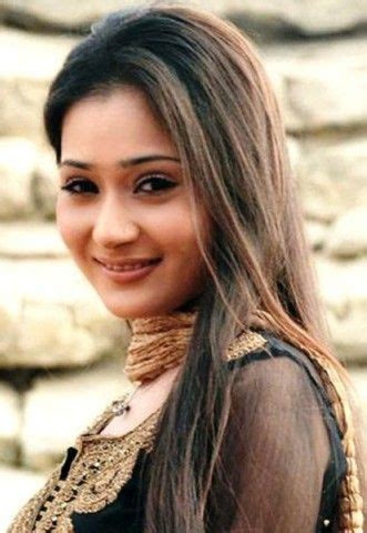 Sara Khan Bra Size, Age, Weight, Height, Measurements